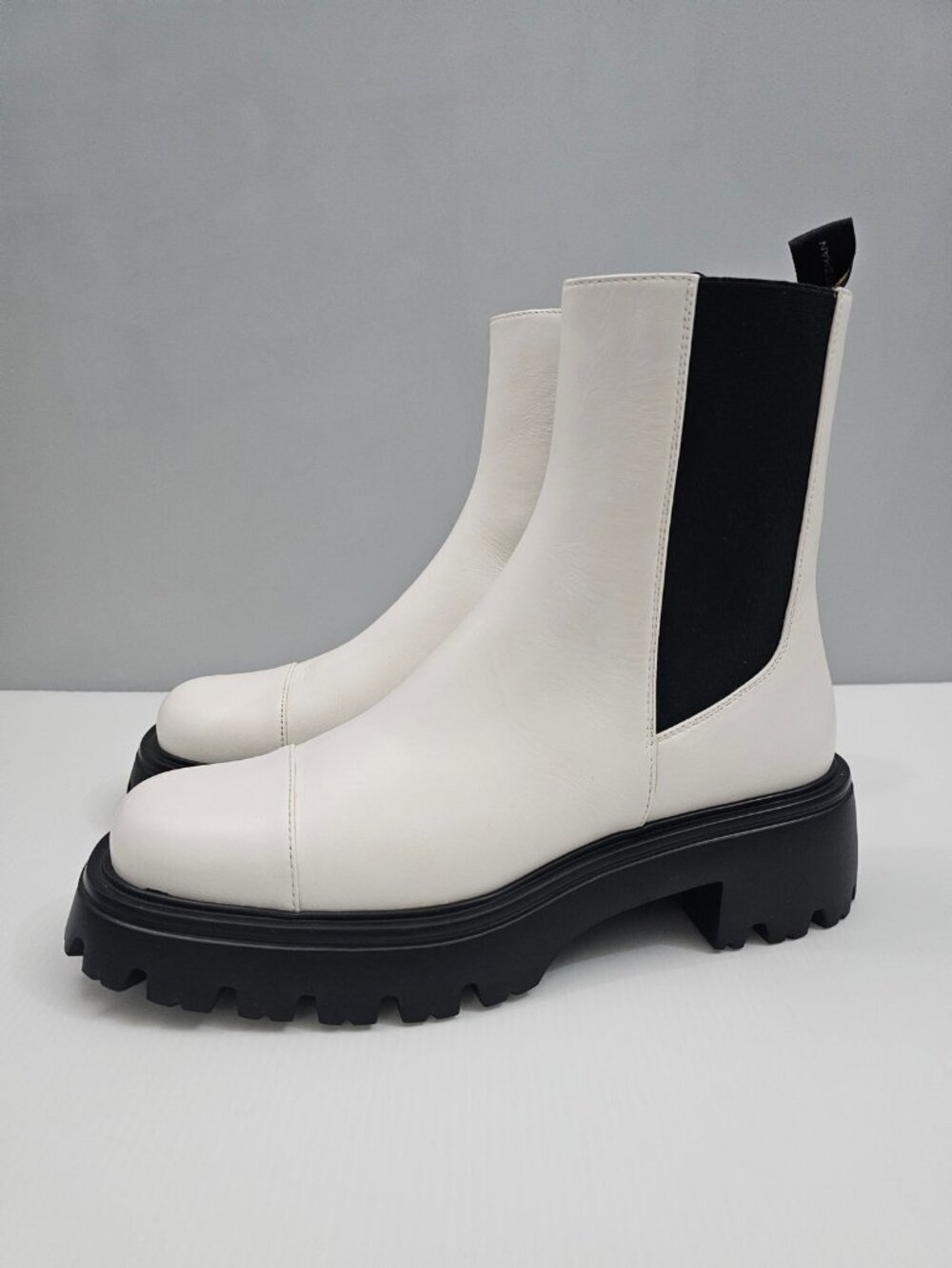 Stuart Weitzman Emerson Chelsea Ankle Boot Womens 8.5 White Leather Lug Sole